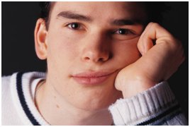 Jeune en difficulté pour porter son attention et se concentrer.