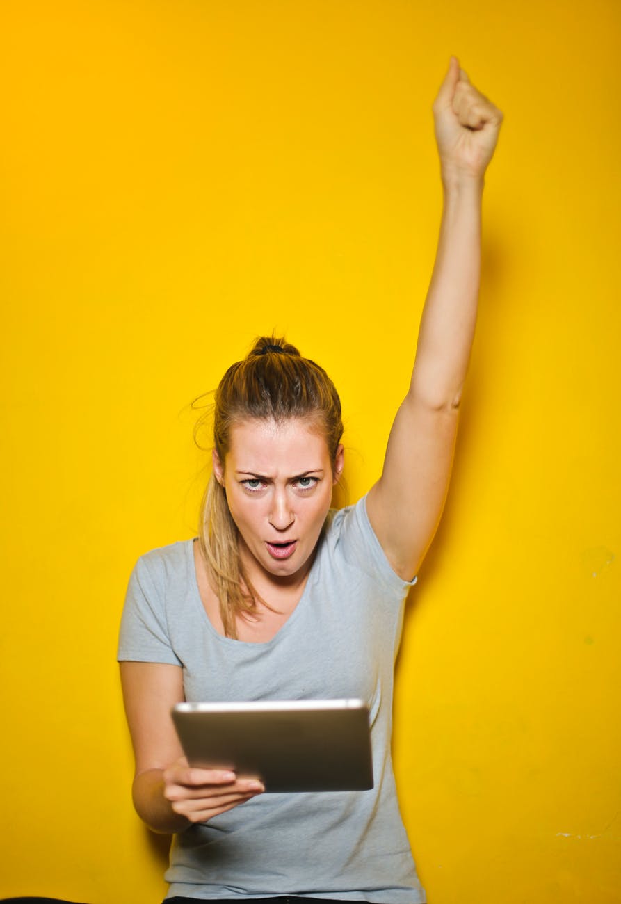 Jeune femme qui exprime sa joie d'avoir gagné montrant l'impact des émotions sur l'apprentissage
